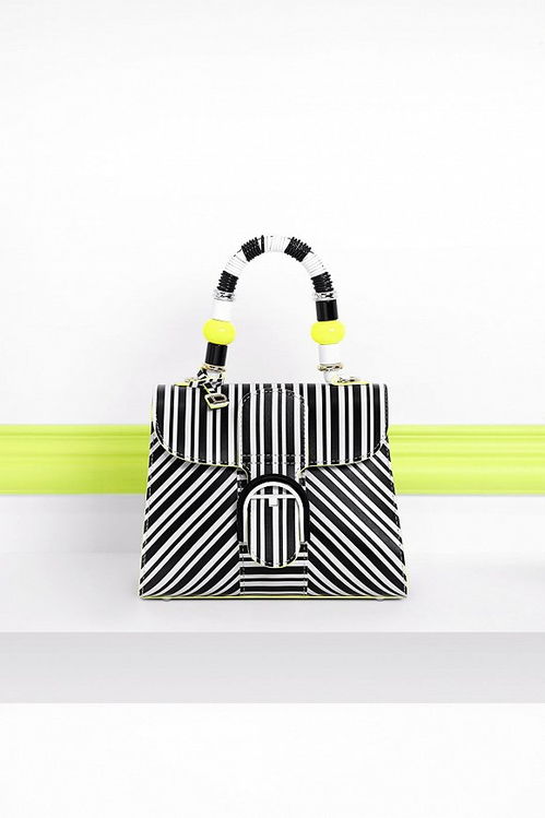 是日美好事物 delvaux把百年傳統(tǒng)包袋玩出街潮風格, 紙片 鋼琴扭轉如黑水晶