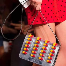 奚夢瑤嘟嘴惹人愛，搞怪電子琴包成時尚新寵